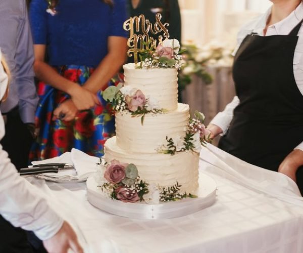 modern-wedding-cake-at-wedding-reception-HL5ZKA6-1-ozzou4uz1w55o5wpmlvio66bn136iapj4dcudvthvk